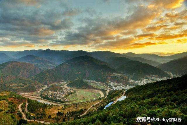 云南藏罕见天然太极图由山丘河流村庄组成大自然的安排绝了