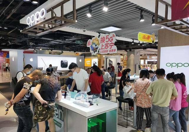 许多藕粉们为了体验oppo reno4系列手机,不惜一路奔波到oppo体验店.
