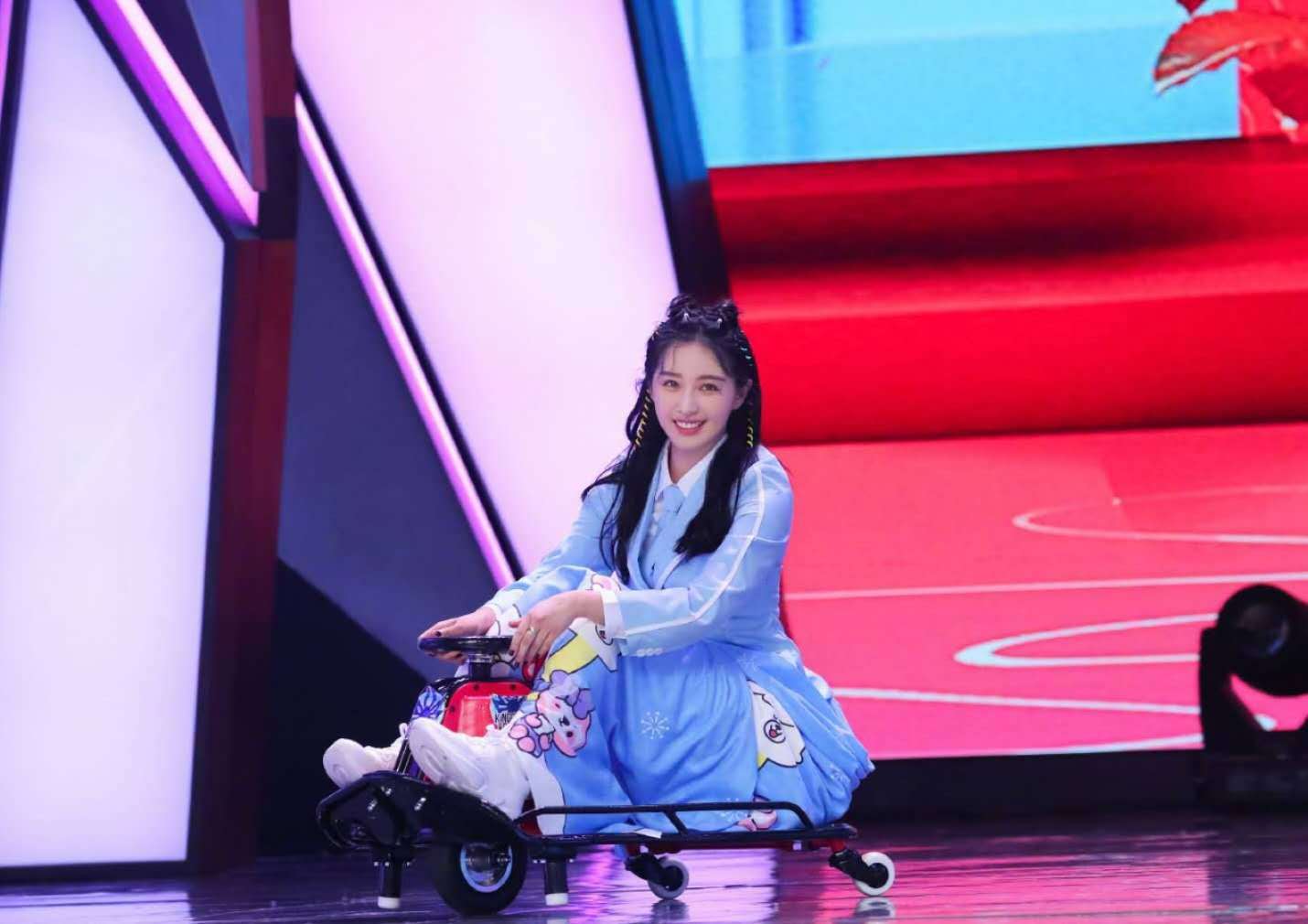 快乐大本营王俊凯谢霆锋划水式跳女团舞你画我猜便便变千层