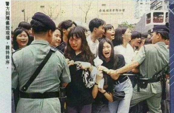 黄家驹葬礼不为人知的照片日本人给他抬棺一名记者说看到遗容痛哭流涕