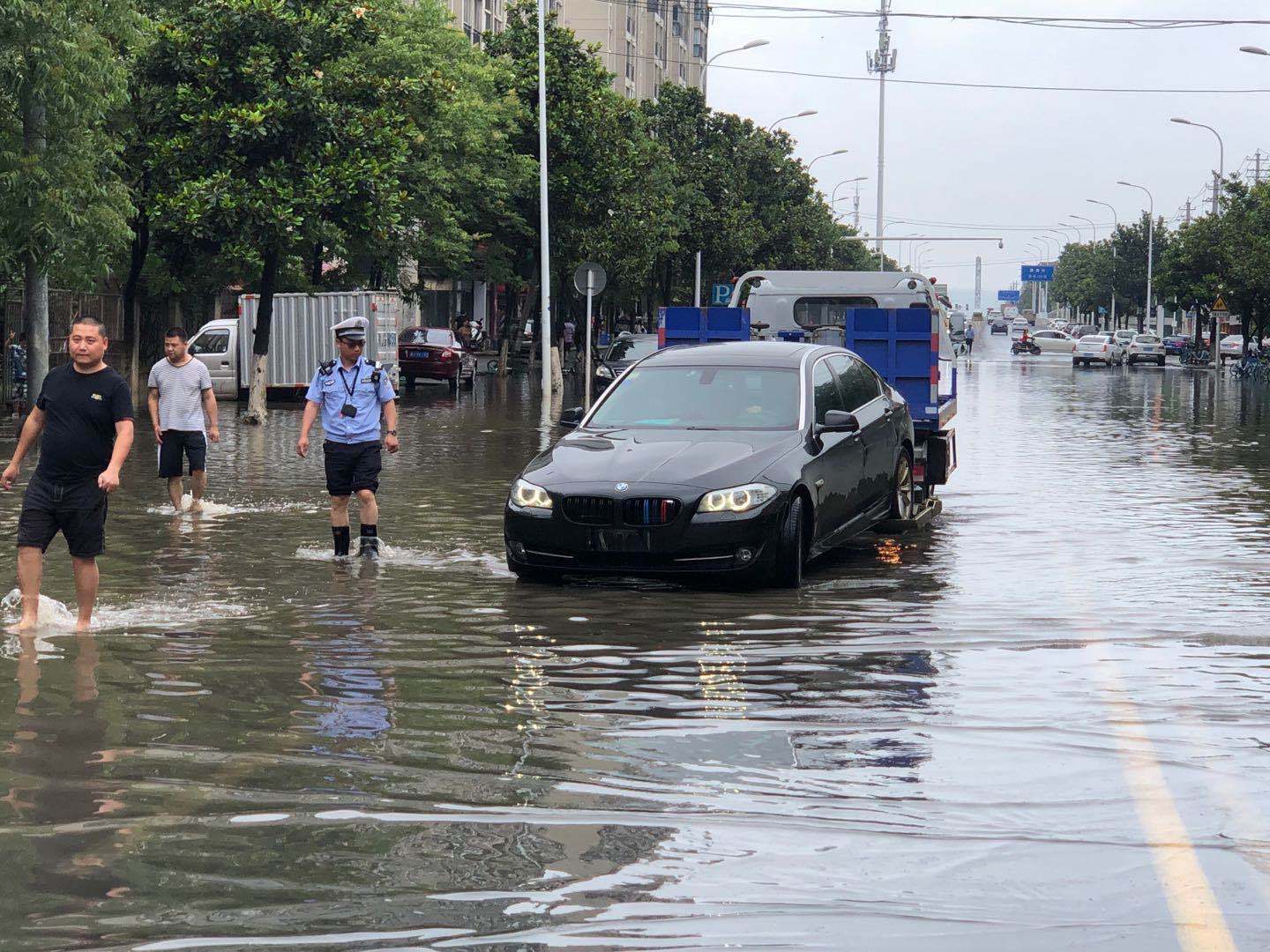 暴雨天积水路段一般都有哪些特征？如何提前识别前方积水路段？的简单介绍-第1张图片-鲸幼网