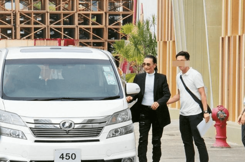 谢贤座驾曝光,这辆威尔法意义非凡,见证了谢家的"大起大落"