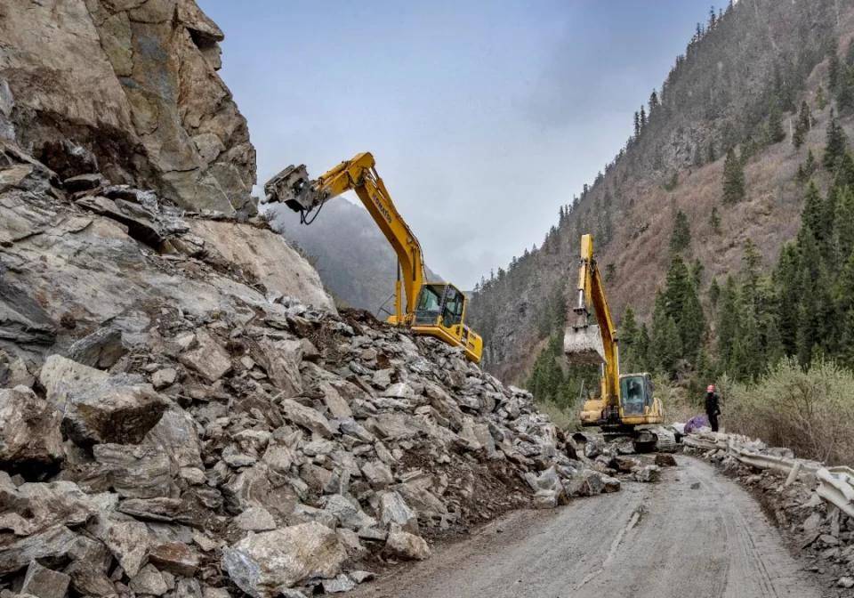 2020年4月24日和5月8日,在国道347线茂红路黑水至茂县段上施工现场