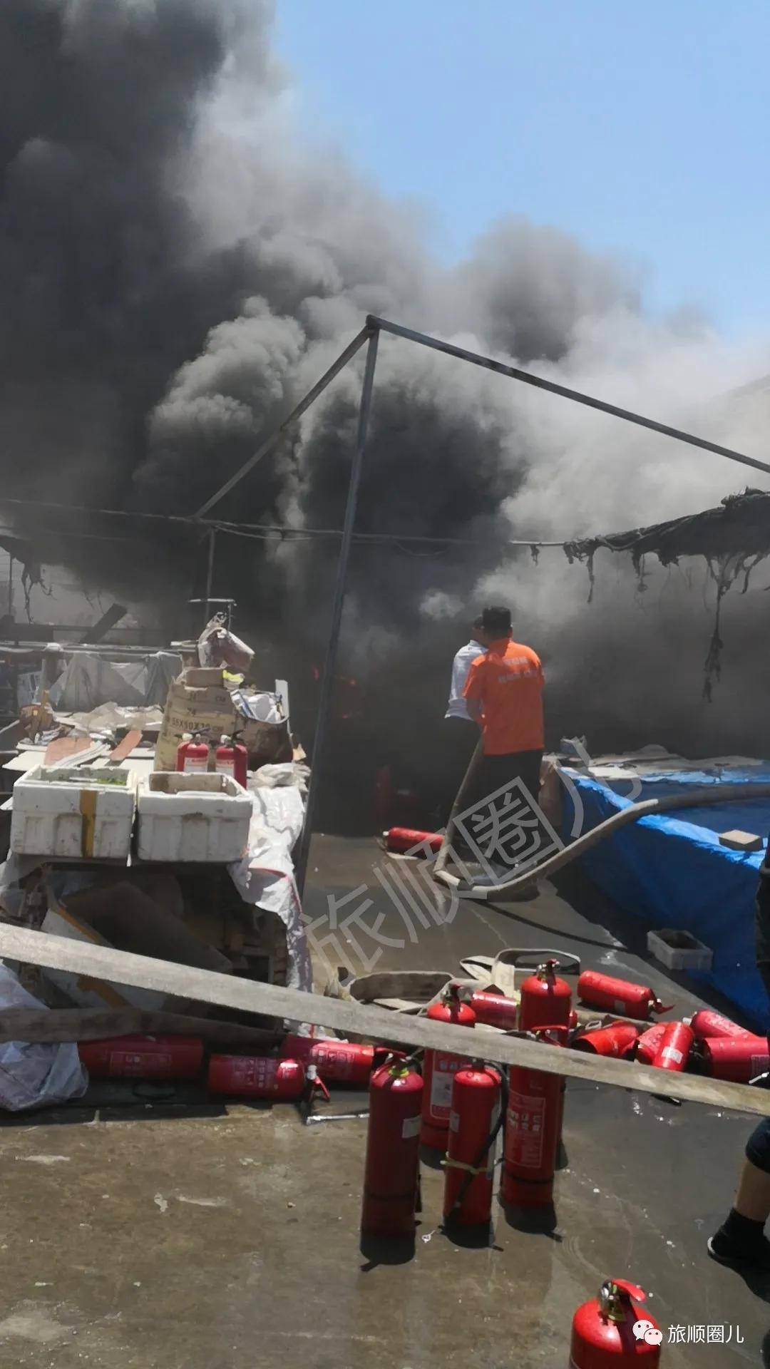 旅顺开发区一市场突发火情,现场浓烟滚滚._手机搜狐网