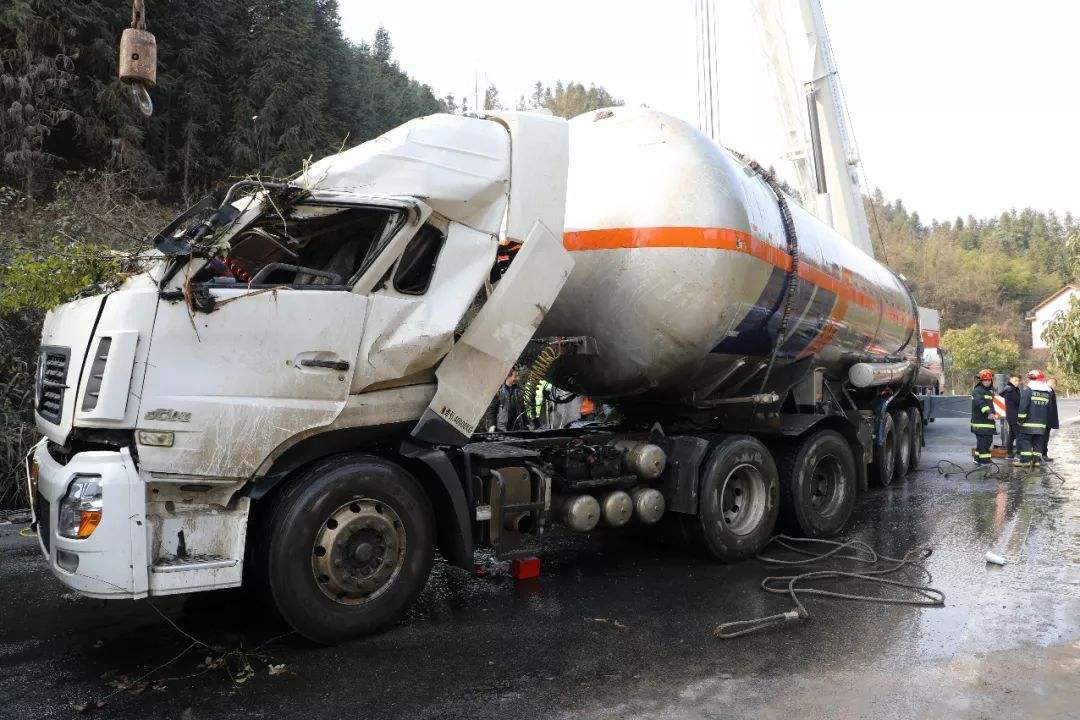 原创"槽罐车爆炸"威力堪比小型核弹,普通人如何求生?牢记4个选择