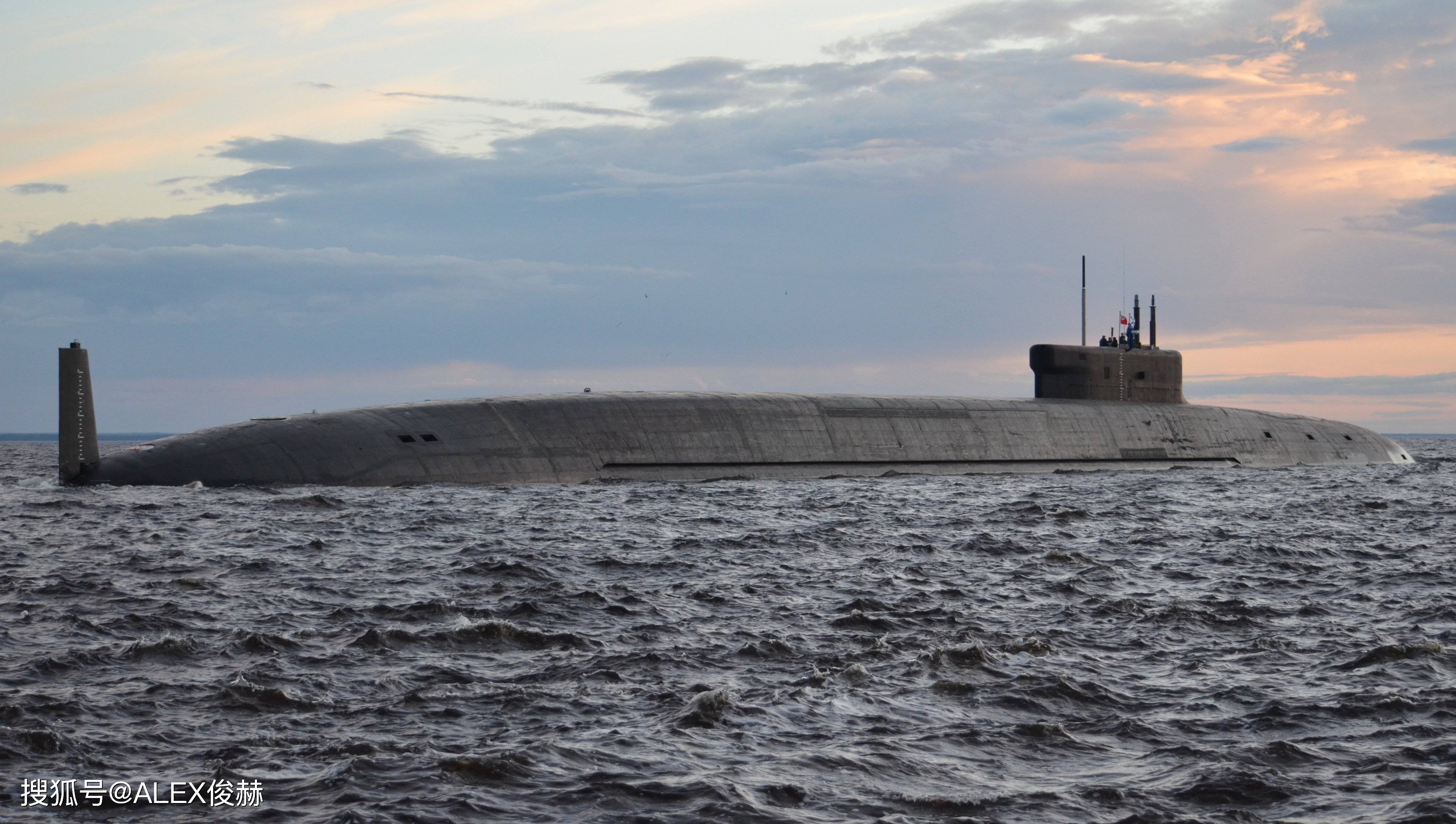 俄罗斯核潜艇服役:2万4千吨排量,弹头160枚,完全消除"龟背"_战略