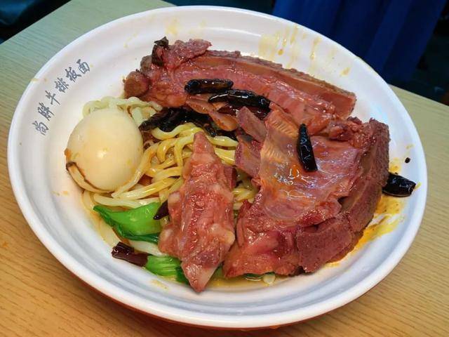 7张桌小店一月却能卖1000斤面火爆长春的牛排板面你吃过了吗
