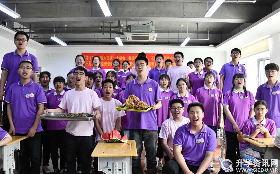 山东潍坊:高密一中千名2017级高三学子举行成人礼