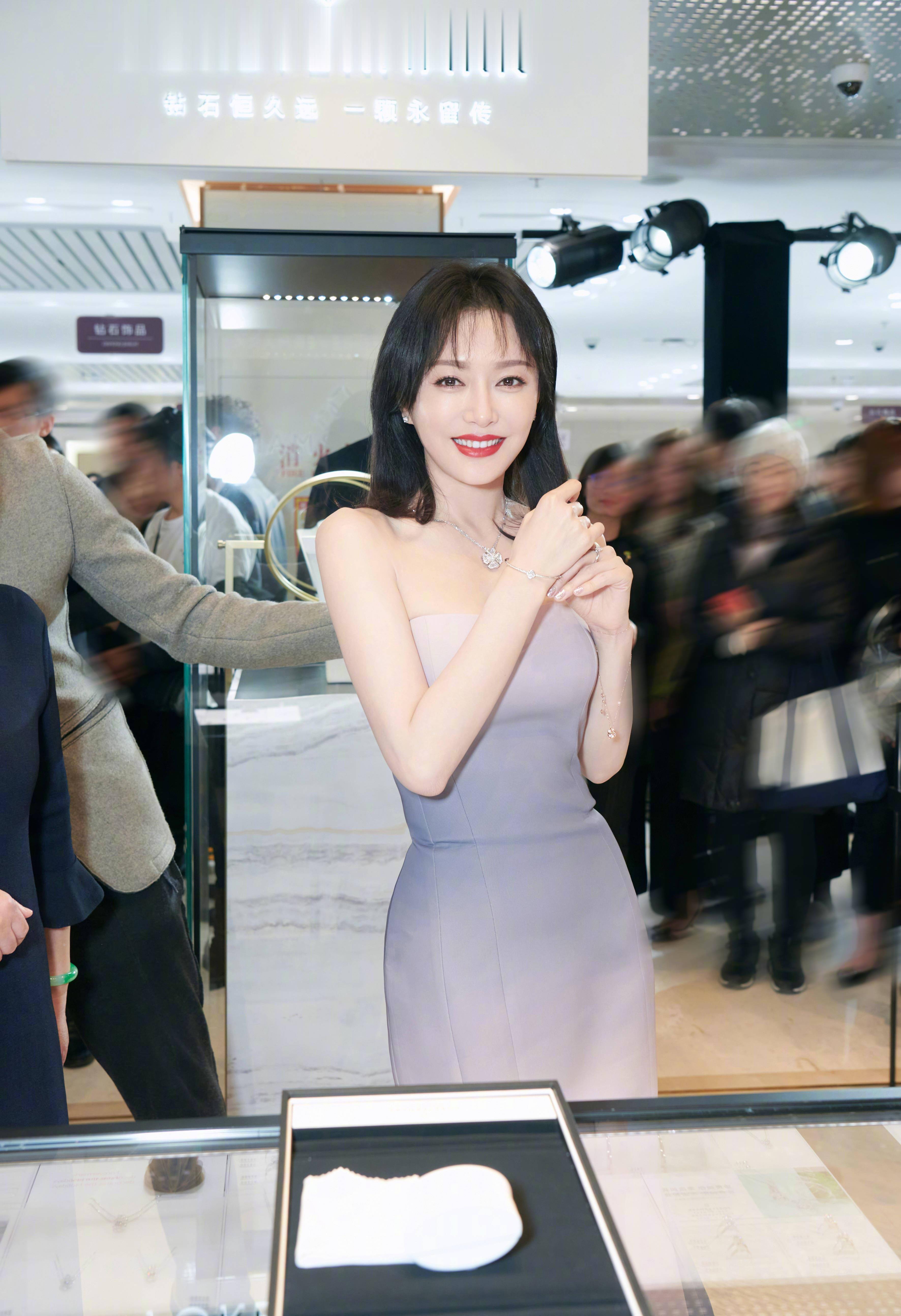 原创40岁的秦岚永葆20岁容颜,穿抹胸长裙惊艳众人,真是过分美丽