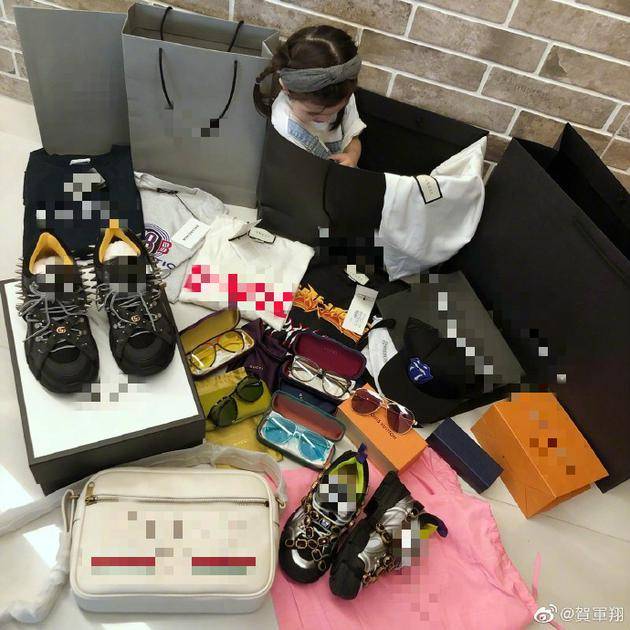 贺军翔晒购物成果女儿美宝躲袋子里露脑袋超可爱