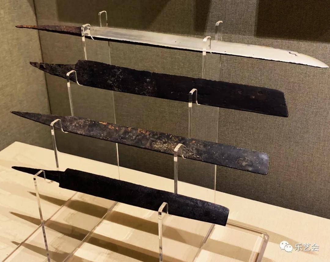 他们向观众介绍了本次展览的宋代手刀,铁甲,火蒺藜,狼牙棒等展品.