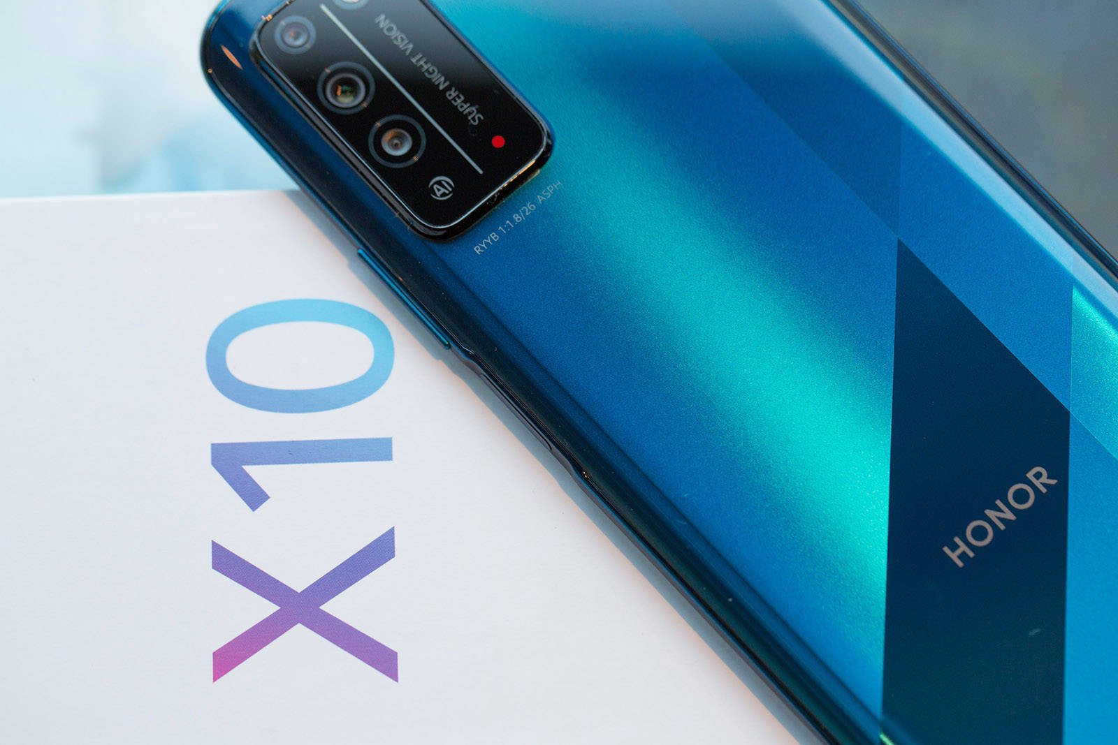 荣耀x10不仅外观时尚,屏幕显示效果不错.