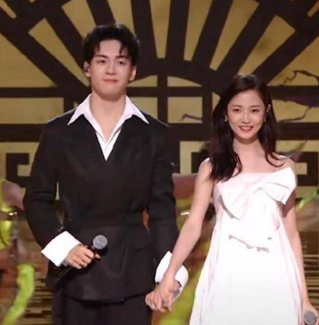 原创陈钰琪曾舜晞晚会同台两人十指相扣唱歌苹果肌被吐槽太突出