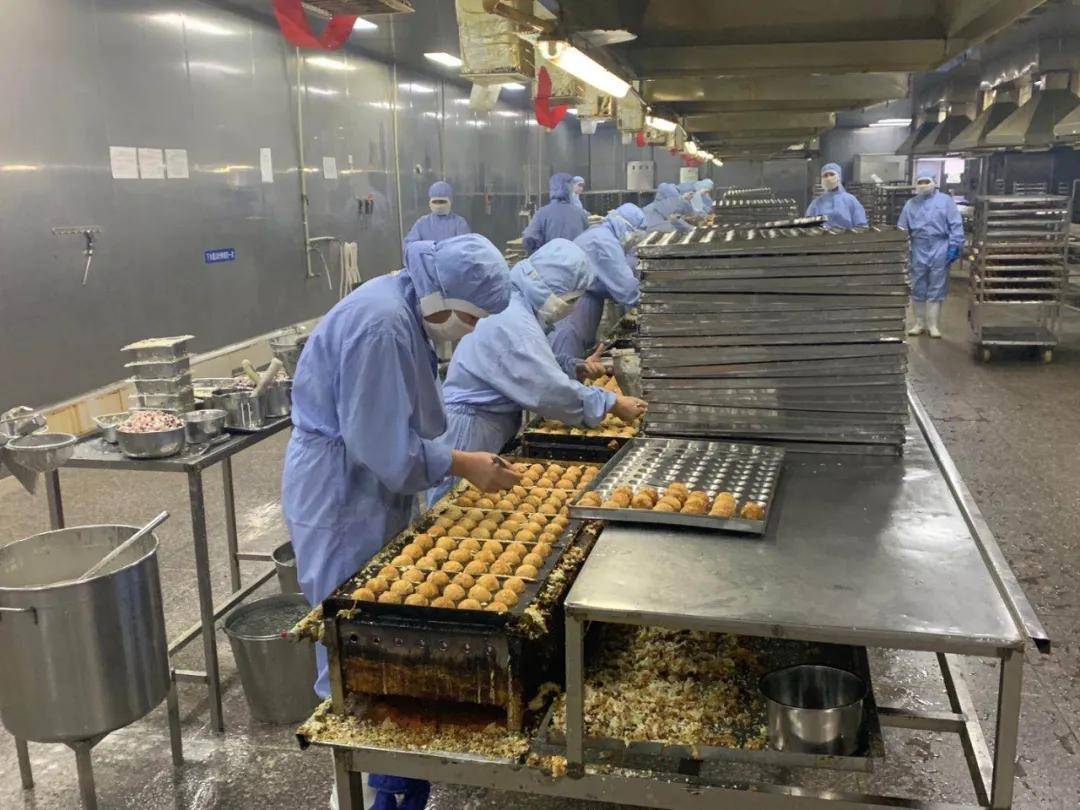 该公司水产品加工车间内正在生产