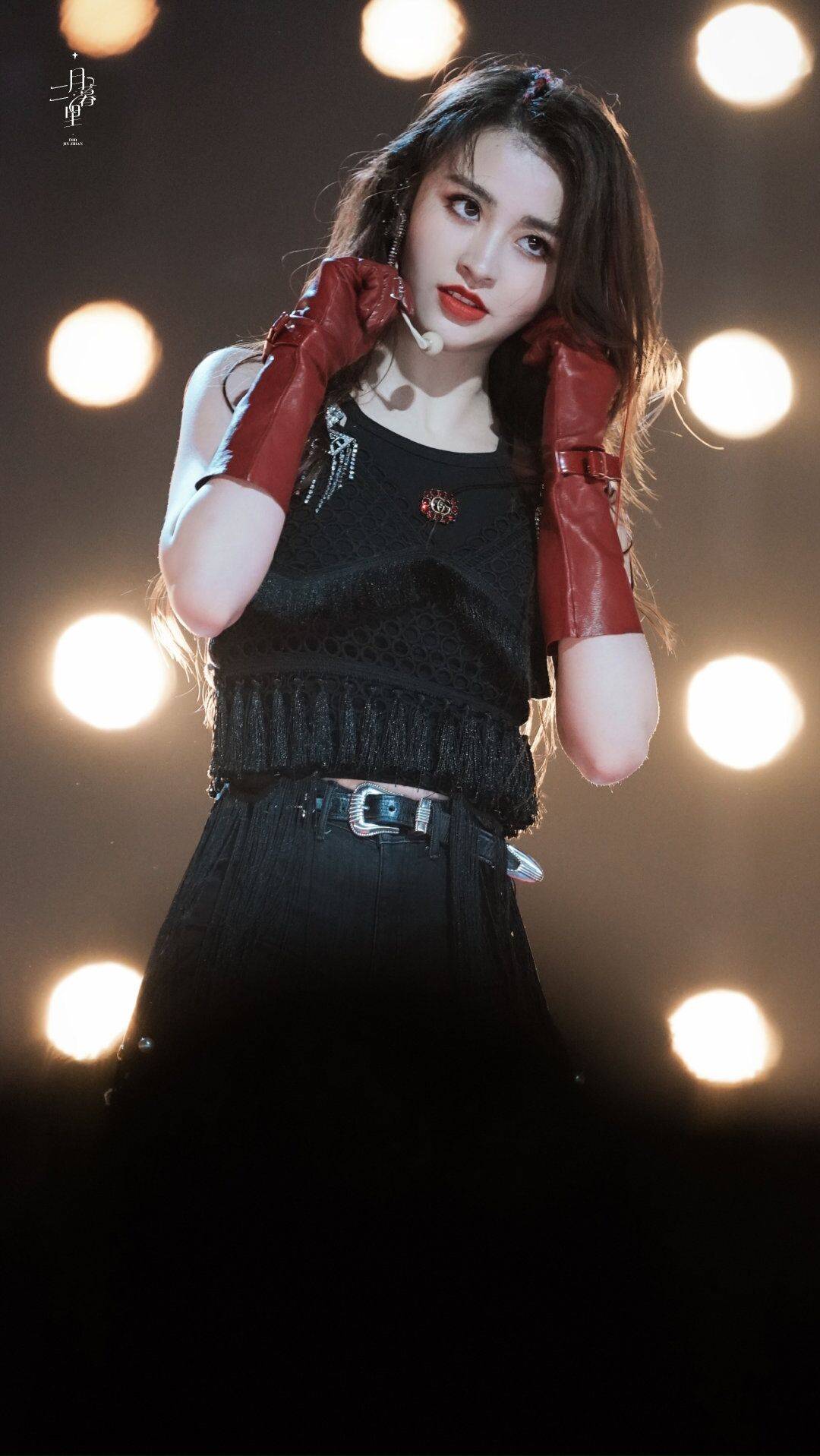 金子涵舞台look,红色皮质手套 黑色热裤