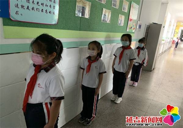 春光小学学生有序排队如厕