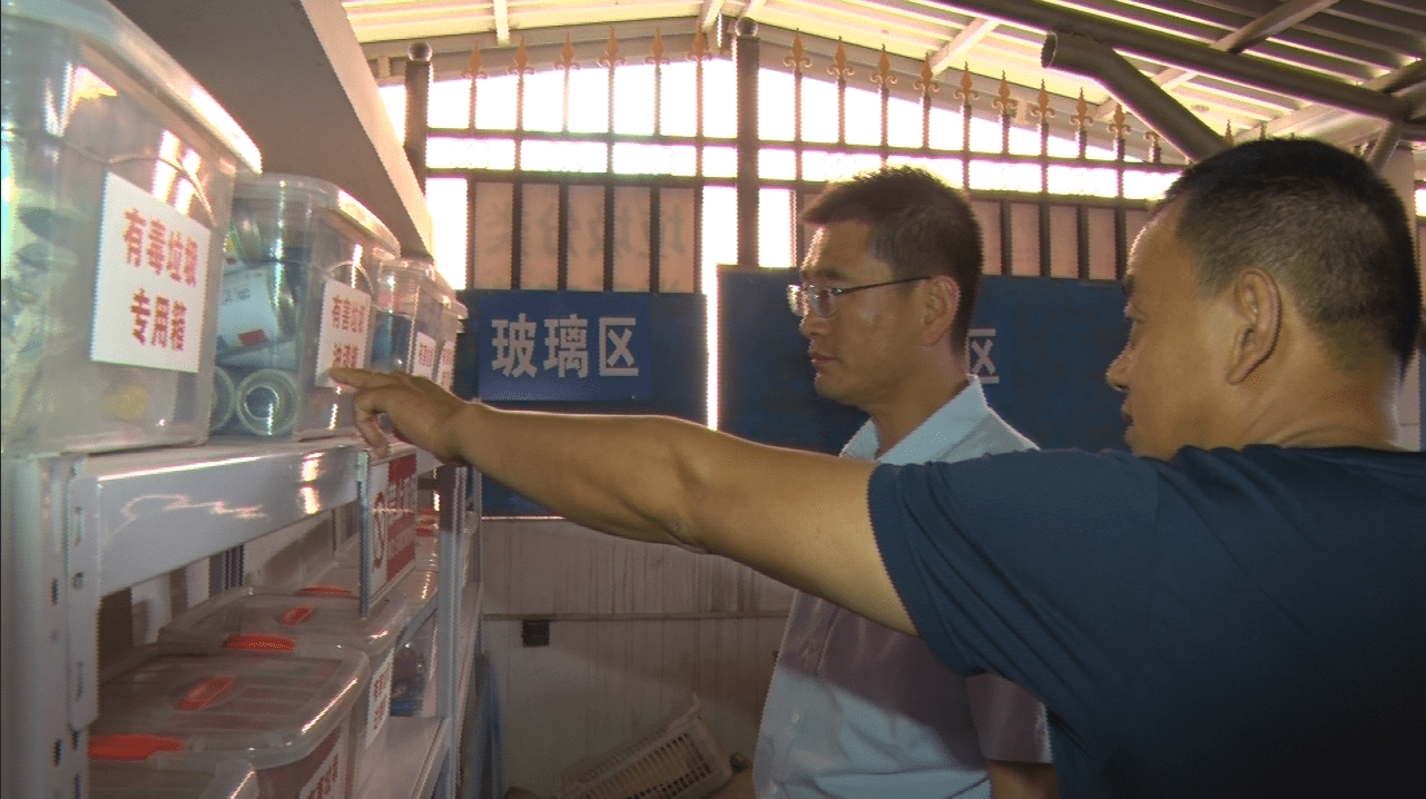 阳曲县副县长周飞走进紫阳湾小区调研垃圾分类工作