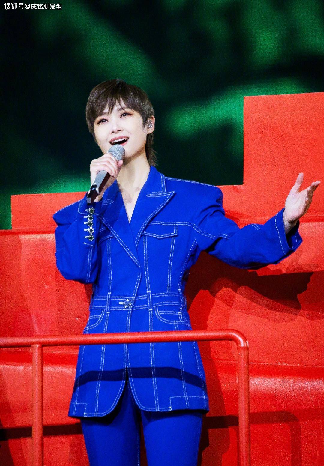 原创李宇春鲻鱼头耍酷穿包臀条纹西装秀出大长腿看不懂她的新造型