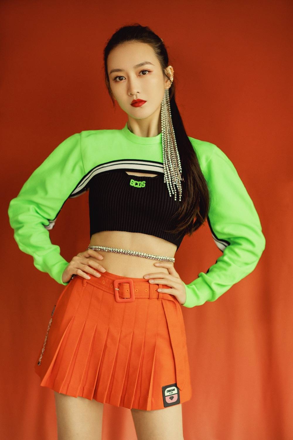 王鸥着拼色个性女团风运动装 身材管理满分