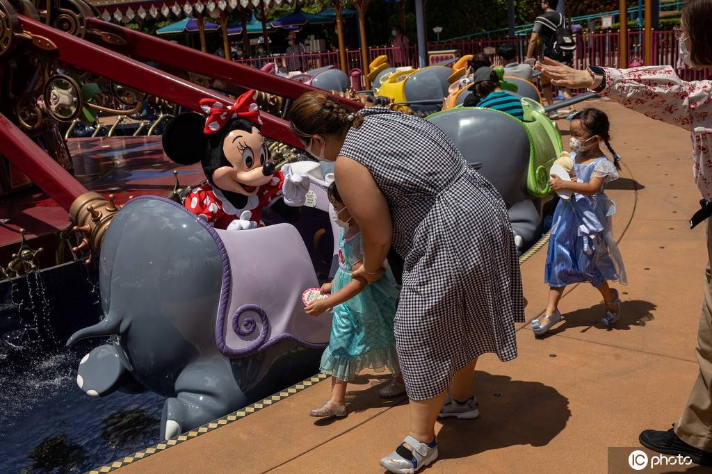 香港迪士尼乐园开放 游客入园快乐玩耍