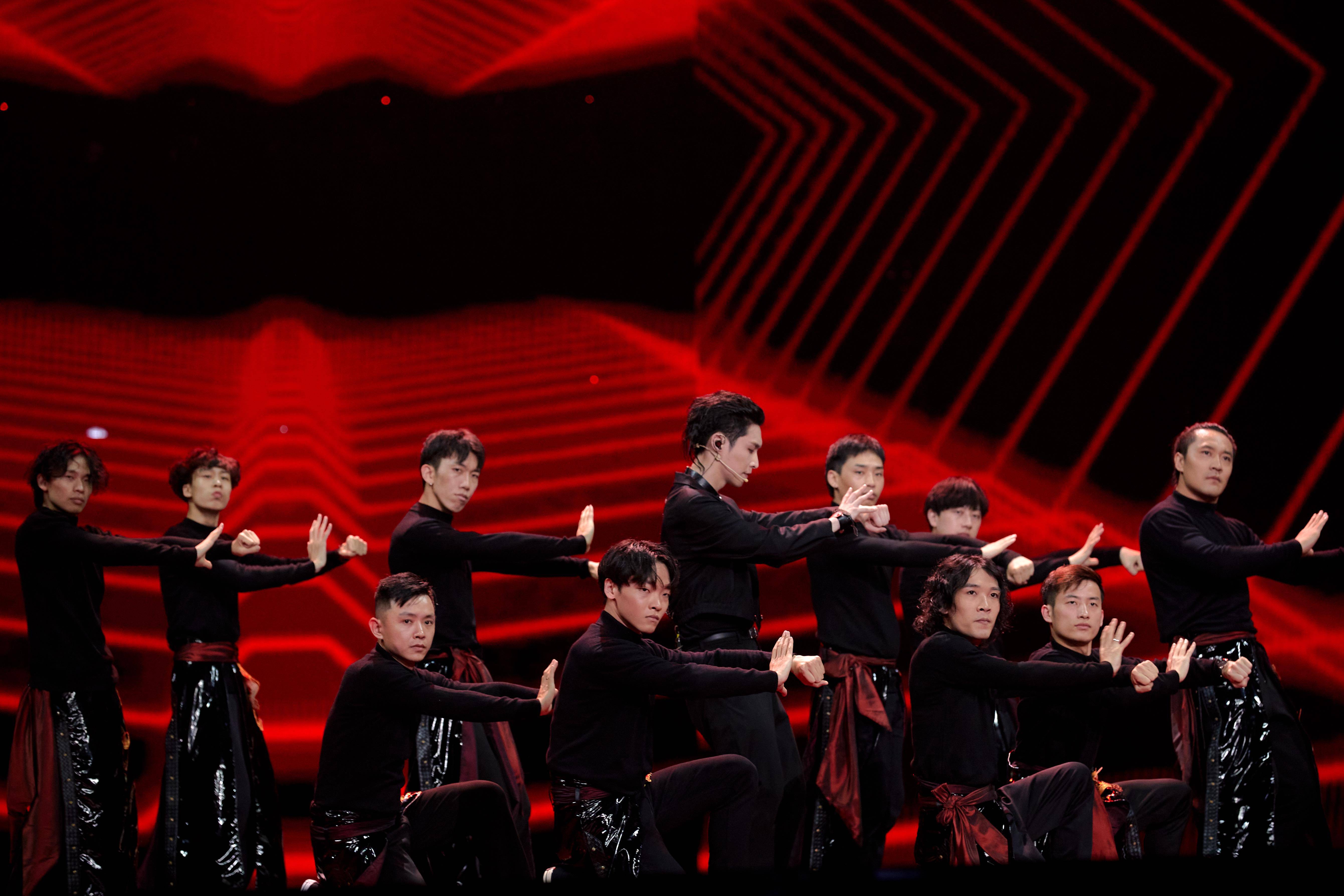 张艺兴莲首舞台惊艳上线气场强大燃炸全场