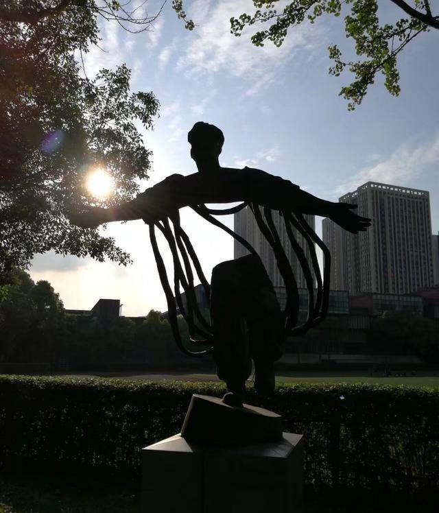 《春,夏,秋,冬》,歌乐山烈士陵园群雕等,都是川美雕塑的代表佳作