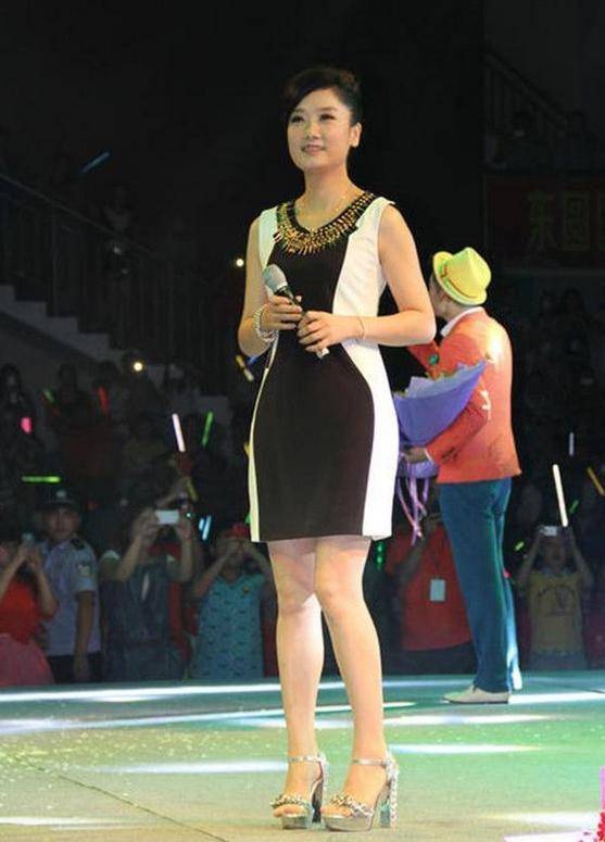 39岁玲花越活越年轻穿运动外套配骑行短裤时髦显瘦又减龄