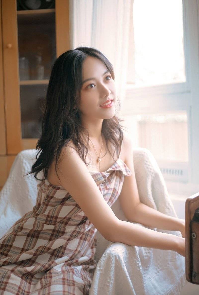 格子居家服的邻家女孩