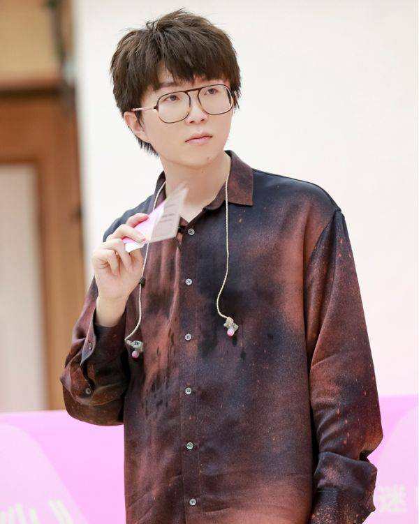 终于相信毛不易瘦了堪比"整容",撞脸华晨宇引热议:笑起来太像了