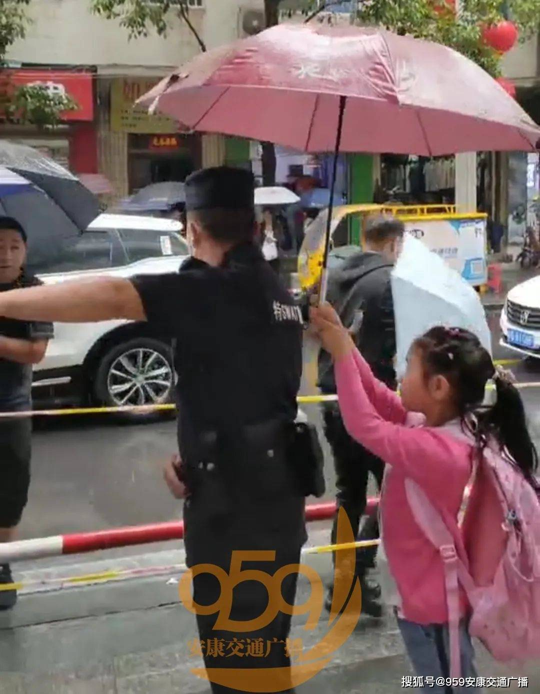 安康一小学生雨中踮脚为警察撑伞!太有爱!