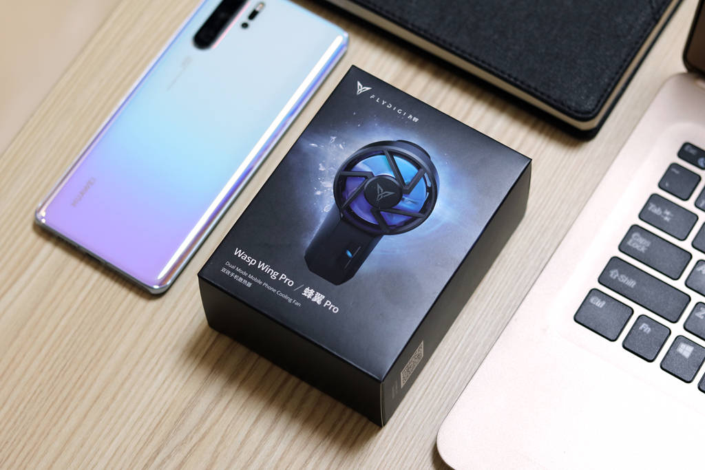 原创暖手宝变清凉贴飞智蜂翼pro手机散热器体验电风双效散热