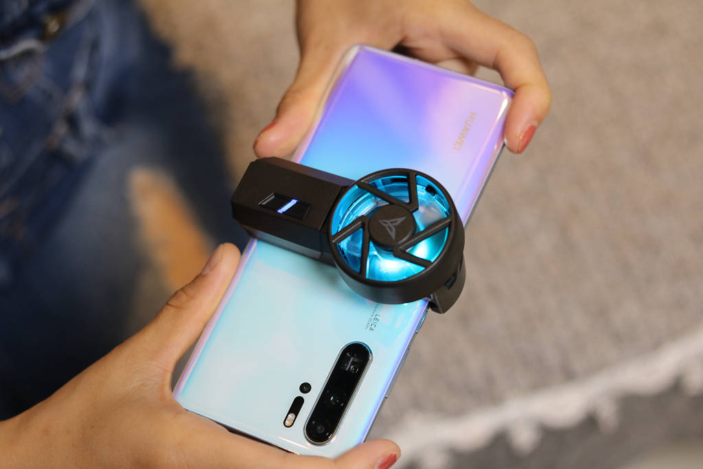 原创暖手宝变清凉贴飞智蜂翼pro手机散热器体验电风双效散热