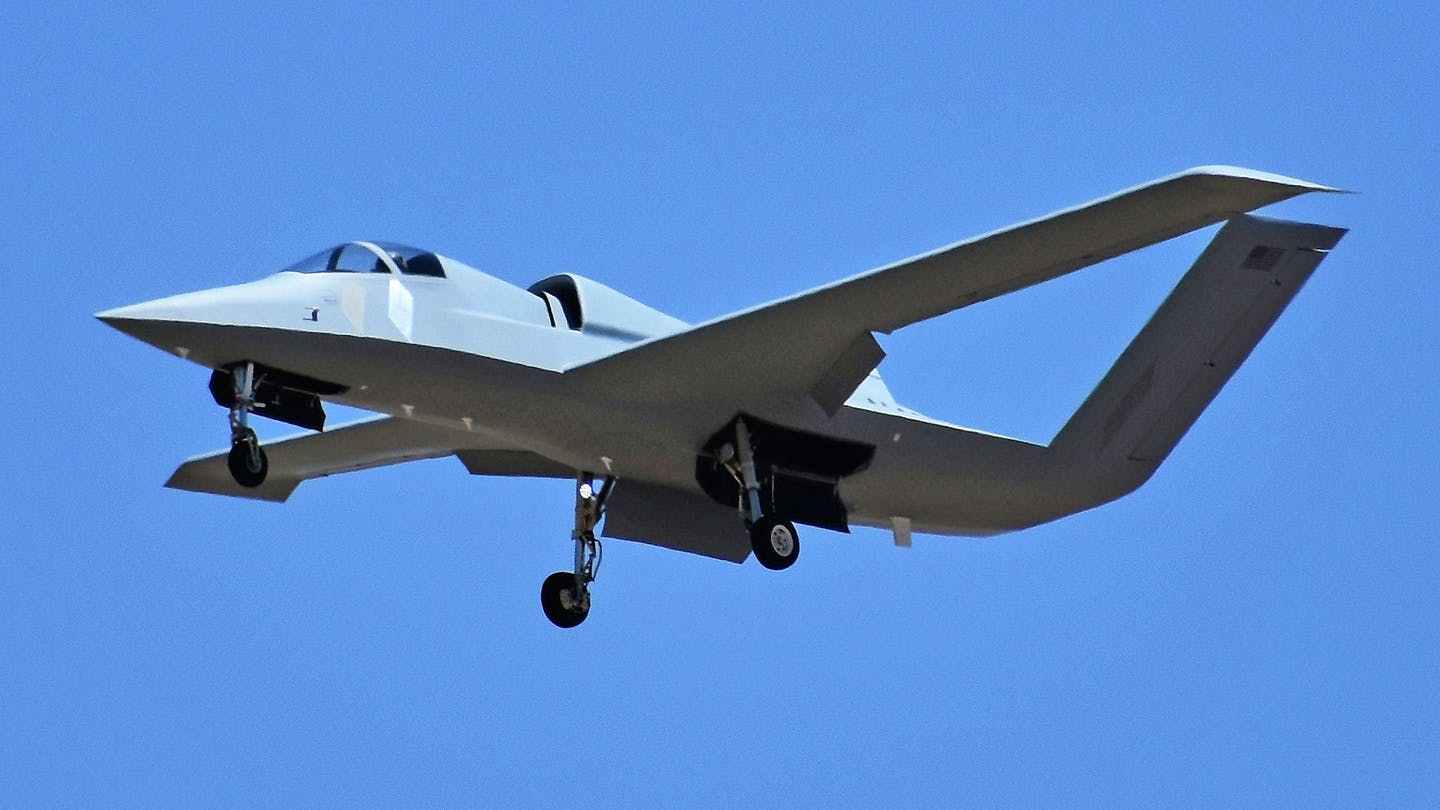 最近,据美国媒体报道,航空爱好者发现一直有神秘飞机在莫哈韦沙漠上空