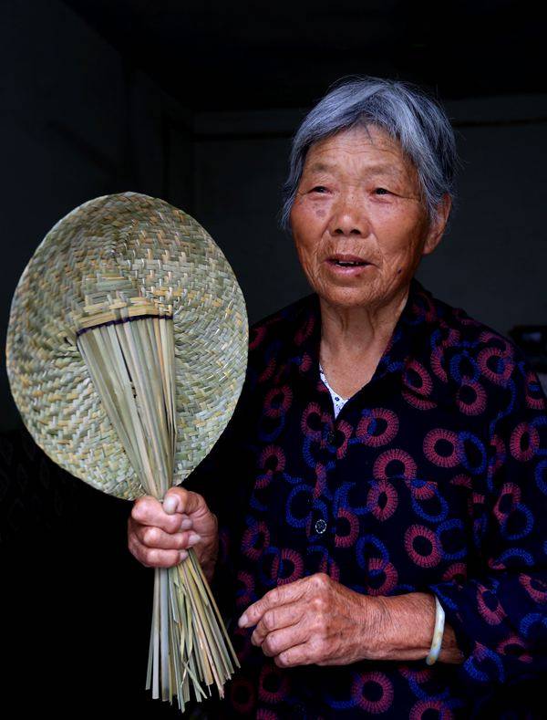 淮阳八旬老太手工编织蒲扇,传承老手艺,留下乡土文化