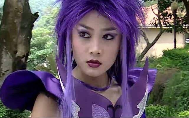 两人成为了仇人,她偷练黑魔法,成为无恶不作的黑魔仙并盗走了魔仙彩石