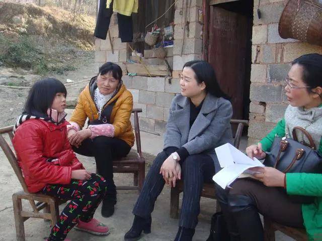 越来越多的农民背井离乡,外出打工,4700万留守妇女该何去何从?