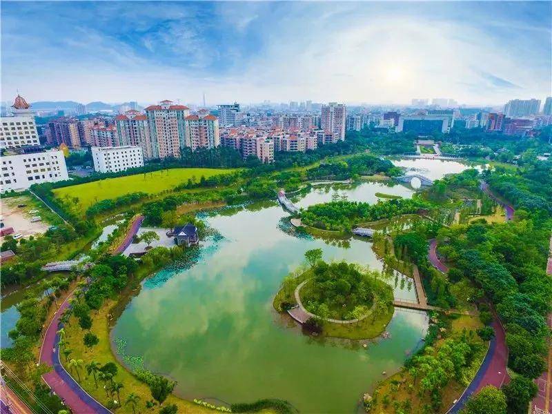 映月湖公园如果结束了一周繁忙的奔波,实在不愿意走出小区的话,那在