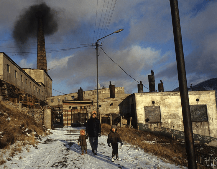 苏联解体不久的俄罗斯,普通人眼神迷茫,充满恐惧