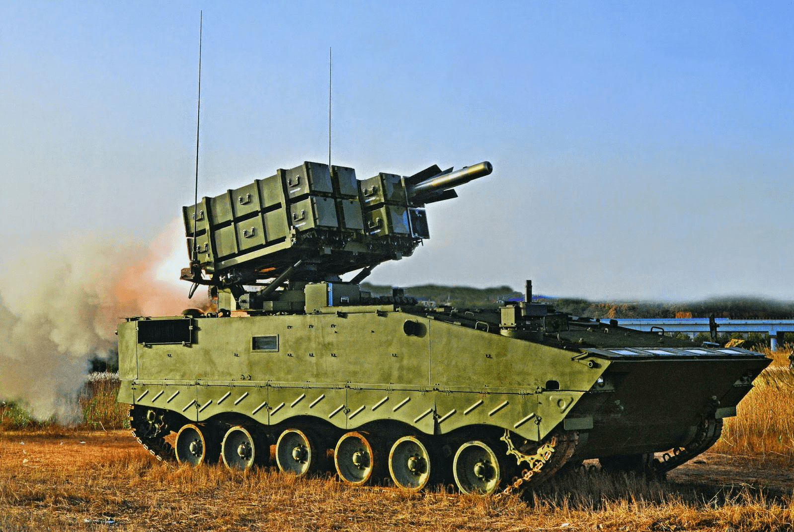 央视报道红箭-10演习,这次和以往的直飞式反坦克导弹迥然不同_发射