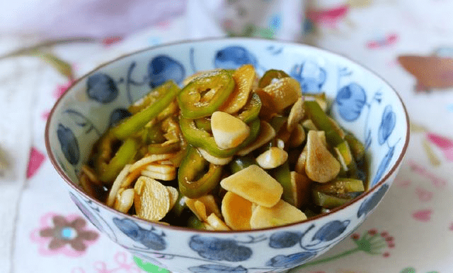 【蒜片拌辣椒】 准备食材: 辣椒1个 大蒜1头 生抽10毫升 芝麻油5毫升