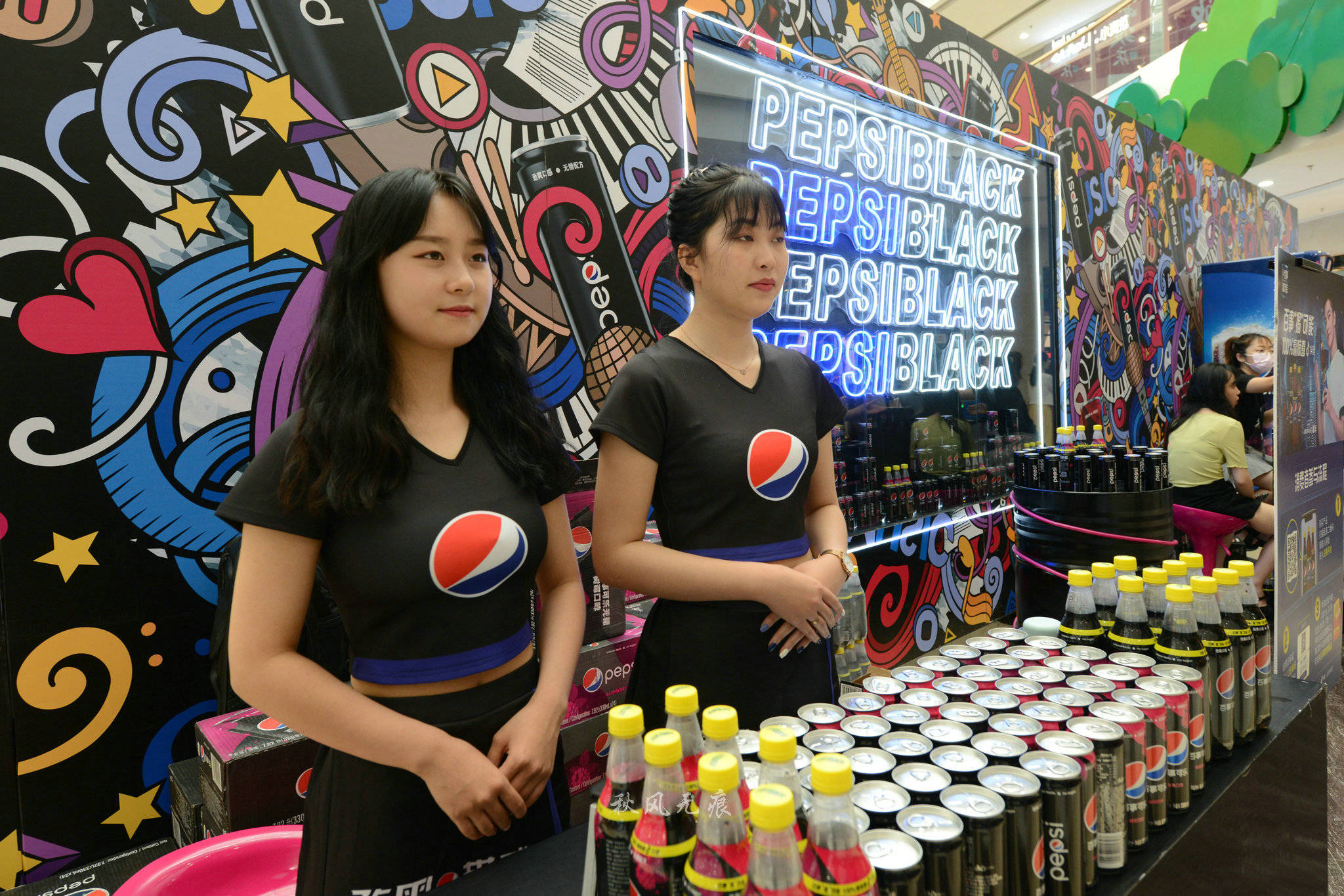 此外,场馆现场还将提供百事无糖可乐罐私人专属定制,更有互动促销与
