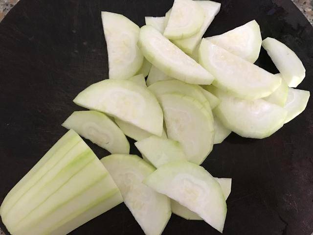 3, 然后我们再把切好的节瓜片整齐的摆放在盘子里面.