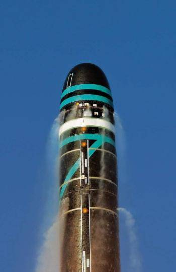 在导弹的发动力上,使用了三级固体火箭的发动燃料,具有充足的导弹推动