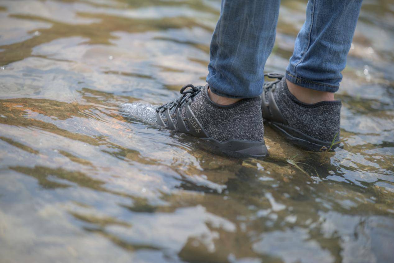 穿运动鞋踩水湿透图片