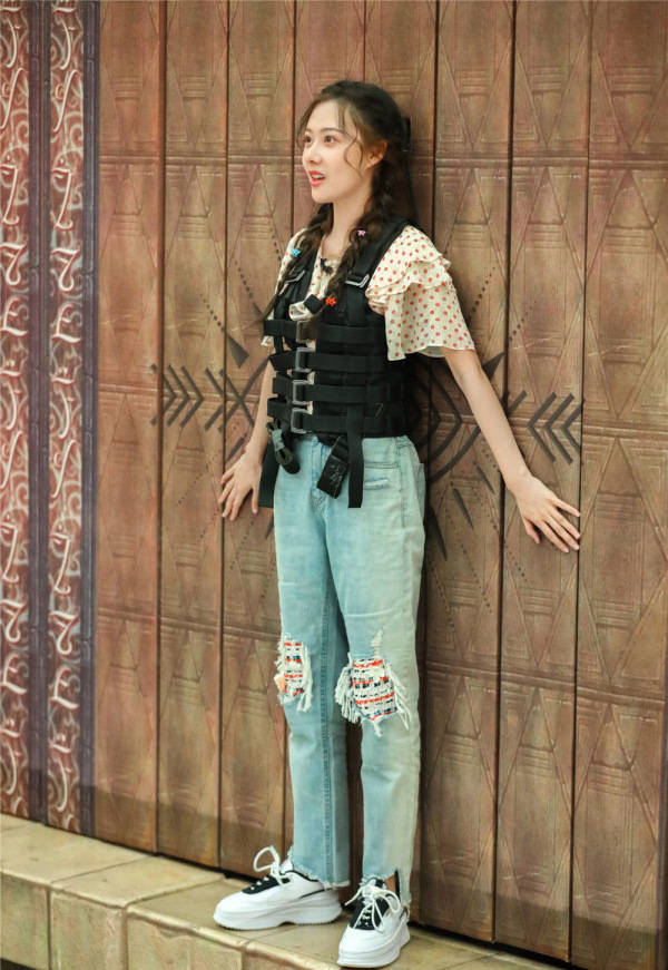 下身搭配了一条牛仔裤,膝盖处的破洞设计,不是普通的挖空型,而是露出