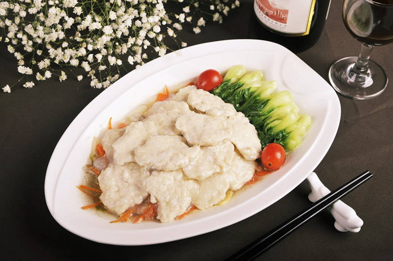 【芙蓉鸡片】主料鸡肉:350;鸡蛋:200辅料油:适量;盐:适量;味精:适量