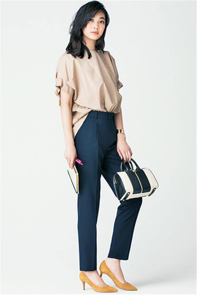 原创日本女孩真会穿,碎花裙也搭配"一脚套",比穿凉鞋优雅和时尚