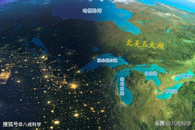 地图上可以看出来,它形状狭长弯曲,就好像一轮弯月镶嵌在欧亚大陆的