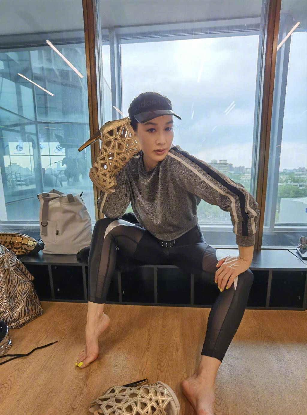 原创钟丽缇也是拼,穿12厘米细高跟"健身",看到脚网友都心疼了