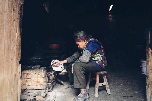 這天,母親把大牛叫到床頭問: